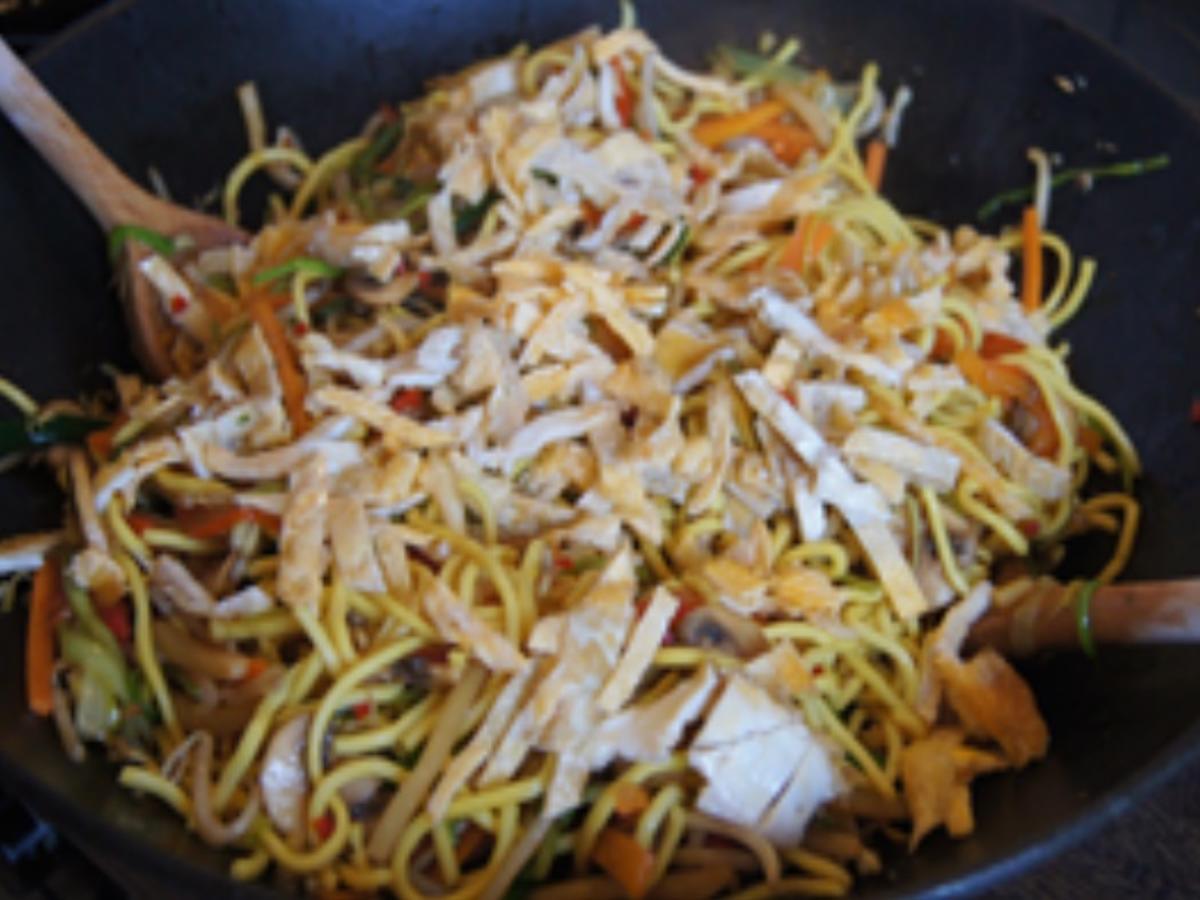 Mie-Nudeln mit Gemüsemix, Ei und ausgebackenen Hähnchennuggets - Rezept - Bild Nr. 14523