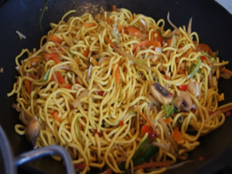 Mie-Nudeln mit Gemüsemix, Ei und ausgebackenen Hähnchennuggets - Rezept - Bild Nr. 14524