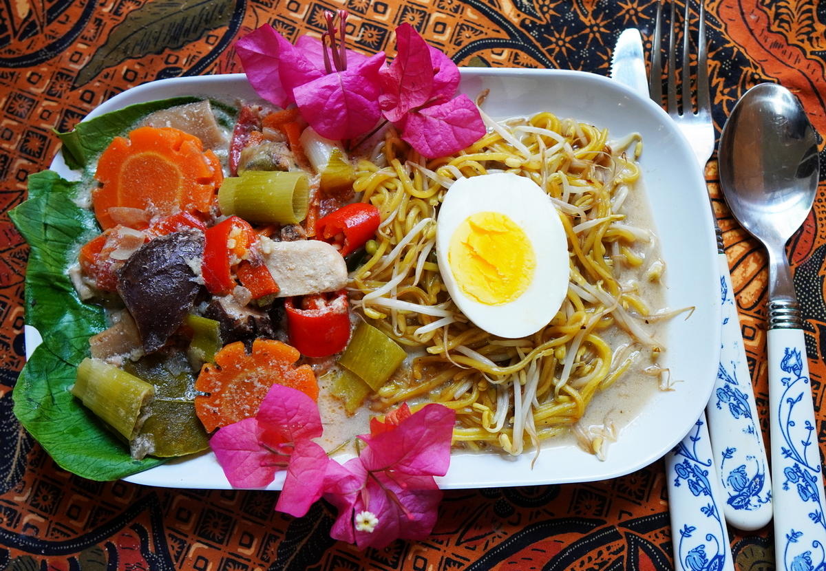 Cap Cay mit Huhn an gebratenen Nudeln