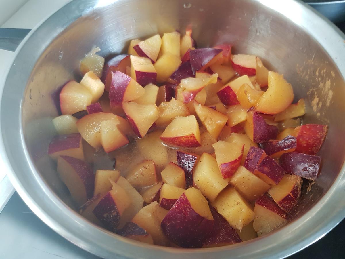 Quark-Mousse mit bunten Splittern und Nektarinen-Creme - Rezept ... Quark-Mousse mit bunten Splittern und Nektarinen-Creme - Rezept ...