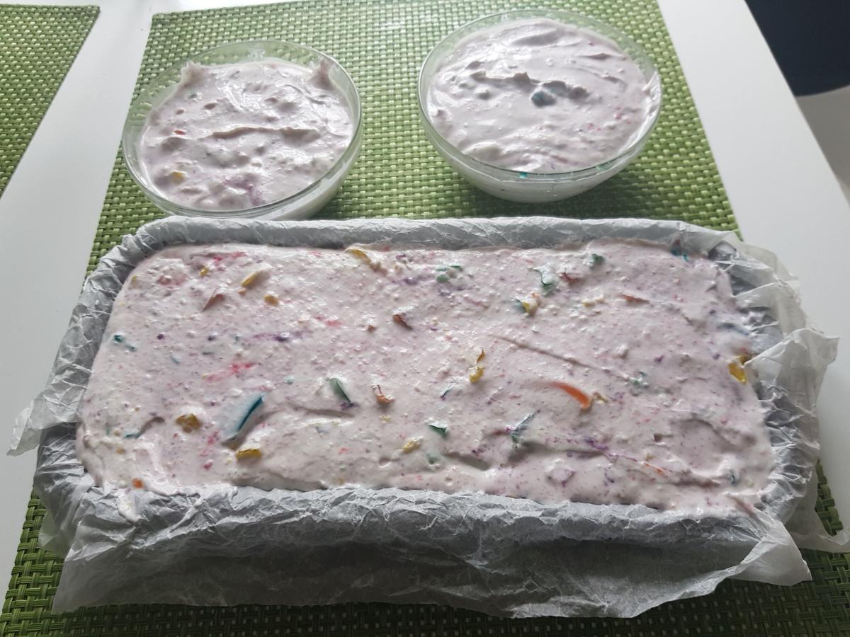 Quark-Mousse mit bunten Splittern und Nektarinen-Creme - Rezept ... Quark-Mousse mit bunten Splittern und Nektarinen-Creme - Rezept ...