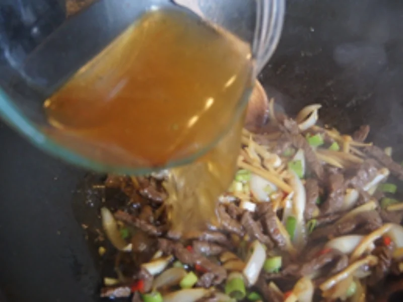 Rindfleisch mit Zwiebeln, Bambus und Basmatireis - Rezept - Bild Nr. 14525