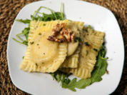 Frischkäse-Steinpilz-Ravioli, geschwenkt in Bärlauchbutter auf Rucolabett - Rezept - Bild Nr. 14519