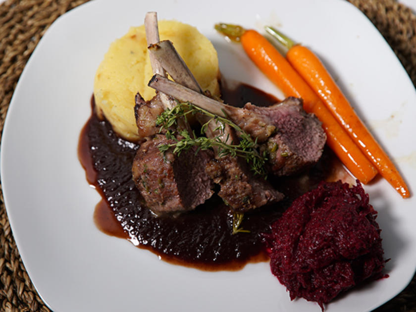 Lammkarree mit Kräuterhaube an Portweinsauce - von Das perfekte Dinner
