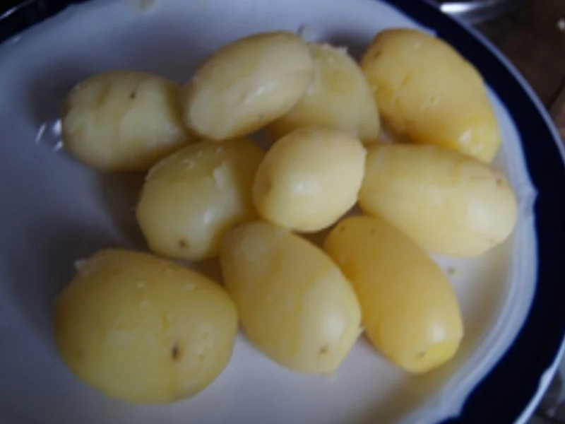 Ausgebackenes Pangasius-Filet mit gelben Stangenbohnen und Bechamel-Drillingen - Rezept - Bild Nr. 13