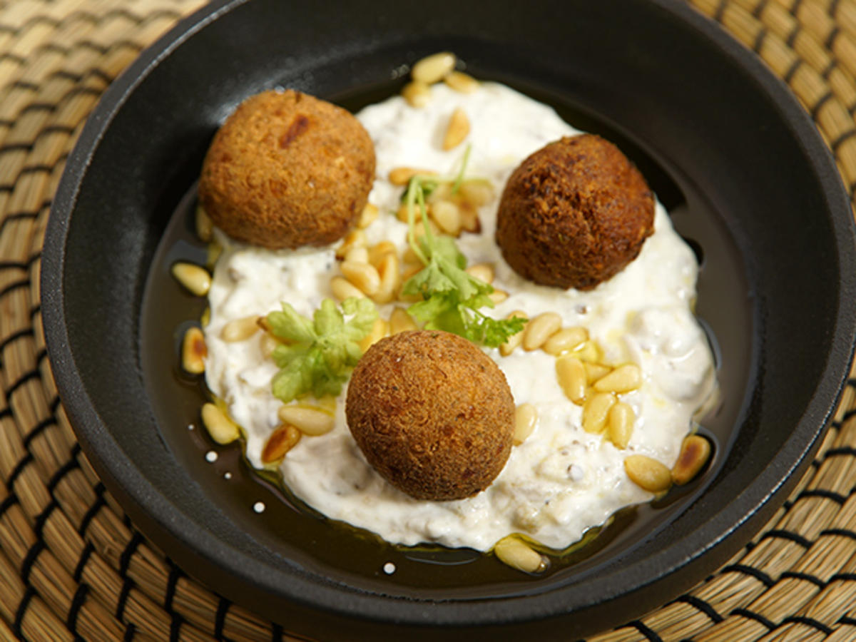 Knusprige Falafel auf Auberginen -Joghurt-Dip - Rezept - kochbar.de