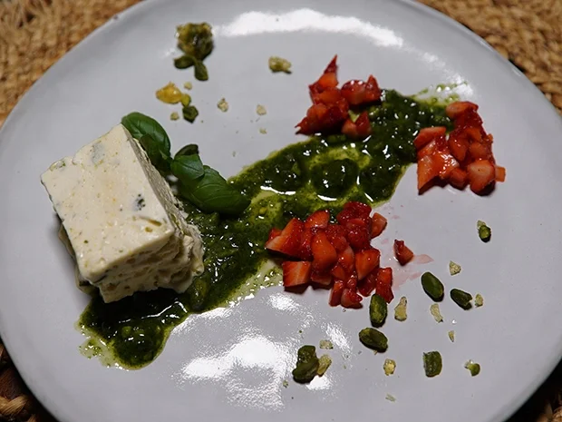 Pistazienparfait mit Basilikumpesto und Erdbeeren - Rezept - Bild Nr. 2