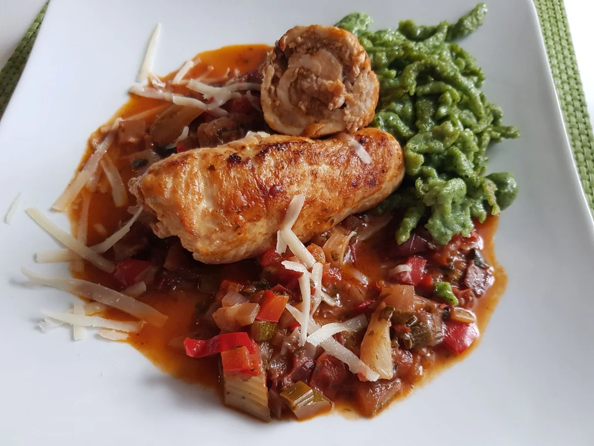 Puten-Rouladen auf Gemüse, mediterran, mit Spinat-Spätzle - Rezept - Bild Nr. 14520