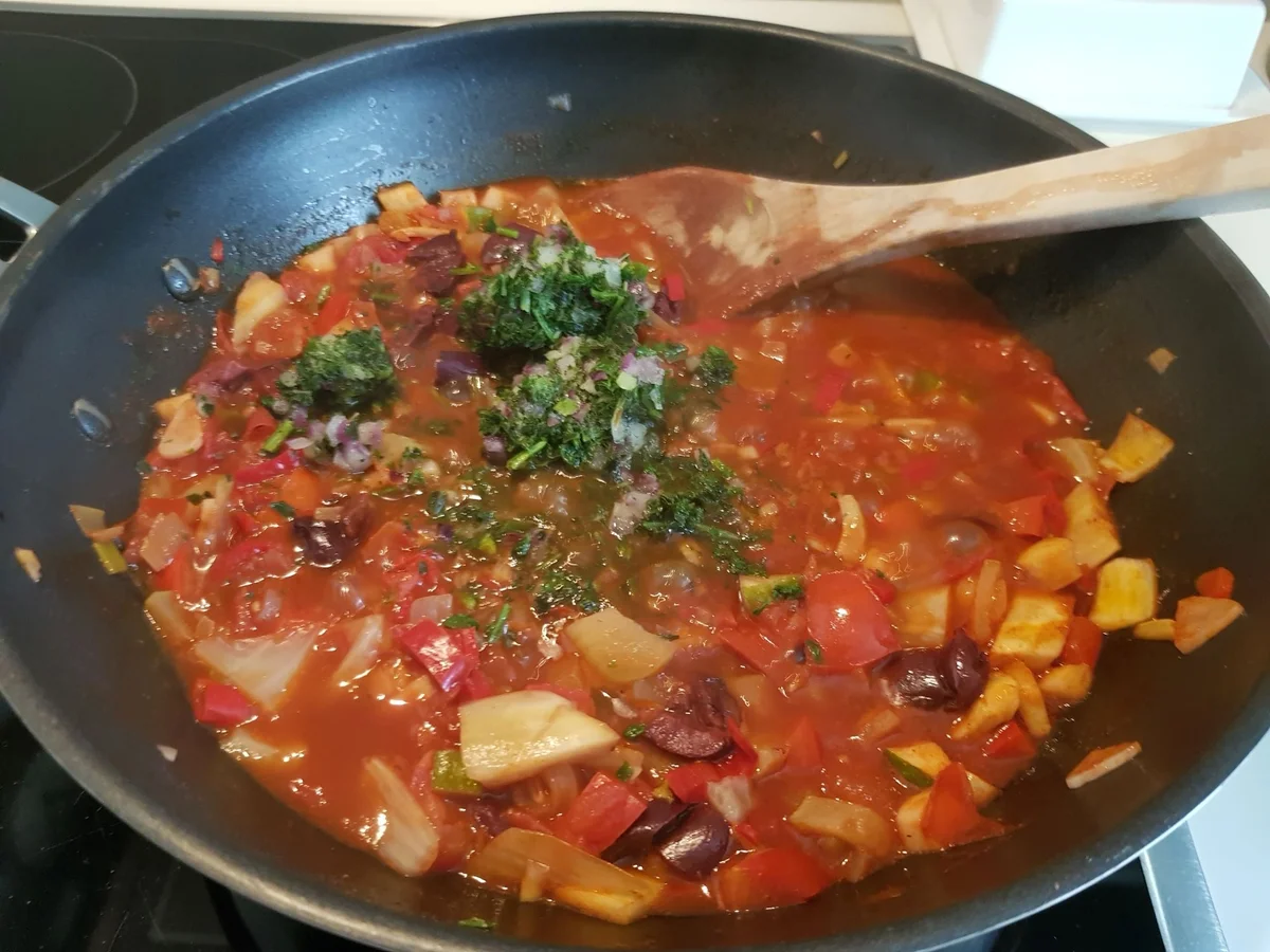 Puten-Rouladen auf Gemüse, mediterran, mit Spinat-Spätzle - Rezept - Bild Nr. 14528