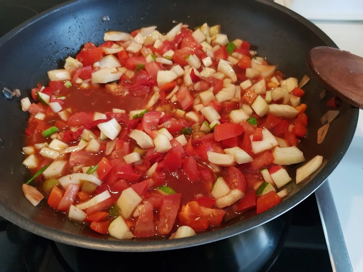 Puten-Rouladen auf Gemüse, mediterran, mit Spinat-Spätzle - Rezept - Bild Nr. 14530