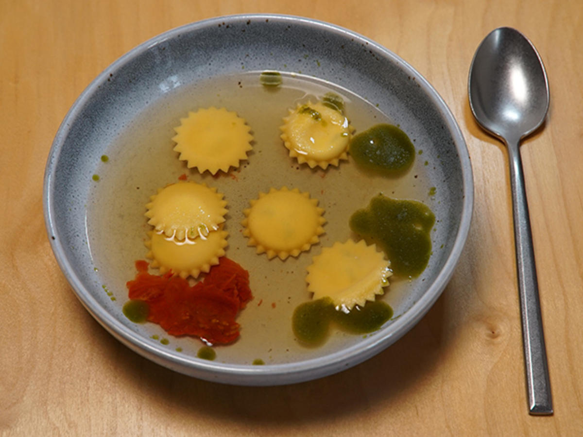 Frischkäseravioli in Tomatenessenz mit Basilikum-Öl - Rezept - kochbar.de