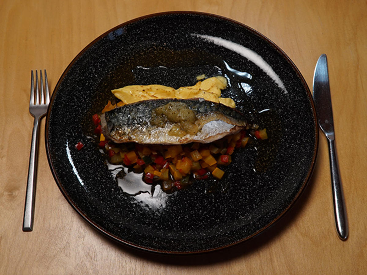 Makrele auf Ratatouille mit Parmesancreme - Rezept - kochbar.de