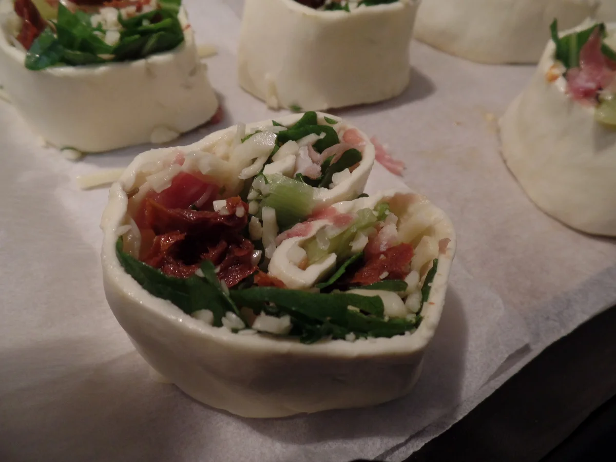 Schinken-Rucola -Tomaten-Röllchen mit Käse - Rezept - Bild Nr. 14557