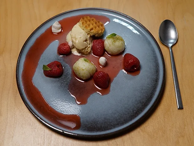 Erdbeeren mit einer Limettenschaummousse und Waffeleis - Rezept - Bild Nr. 2
