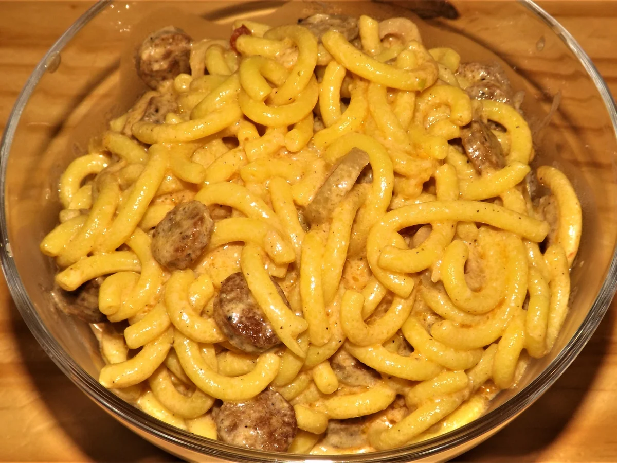 Nudeln-Oliven-Nürnbergerle-Salat mit Frischkäse-Knoblauch-Dressing - Rezept - Bild Nr. 2