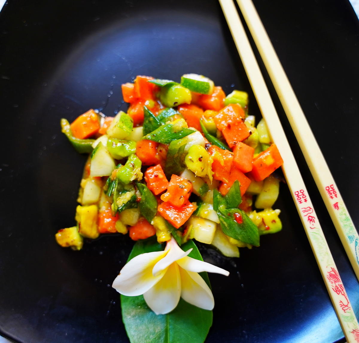 Pikant-würziger Gurkensalat mit Avocado und Papaya - Rezept - kochbar.de