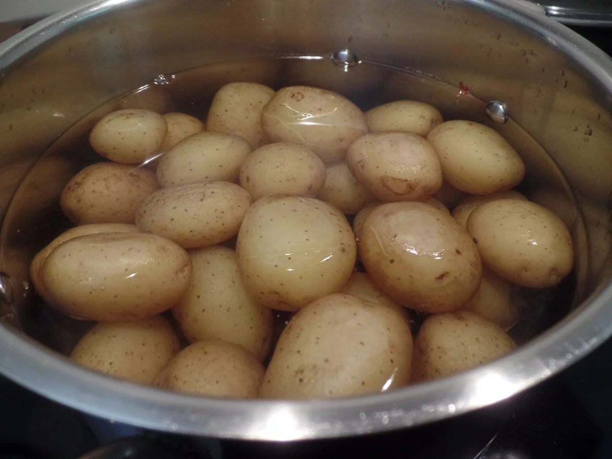 Kartoffelsalat mit Rostbratwürstchen und Kräuterbutter - Rezept - Bild Nr. 14558