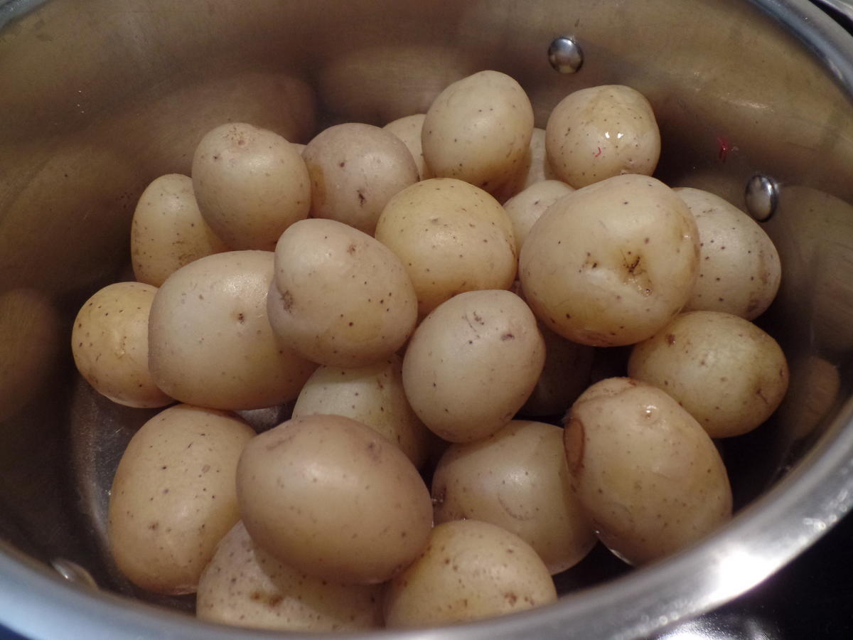 Kartoffelsalat mit Rostbratwürstchen und Kräuterbutter - Rezept - Bild Nr. 14559