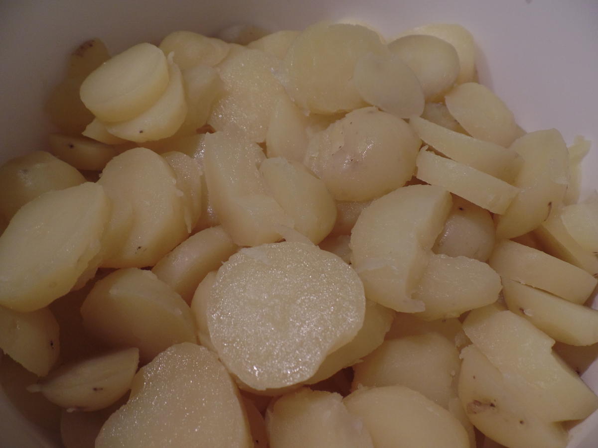 Kartoffelsalat mit Rostbratwürstchen und Kräuterbutter - Rezept - Bild Nr. 14572