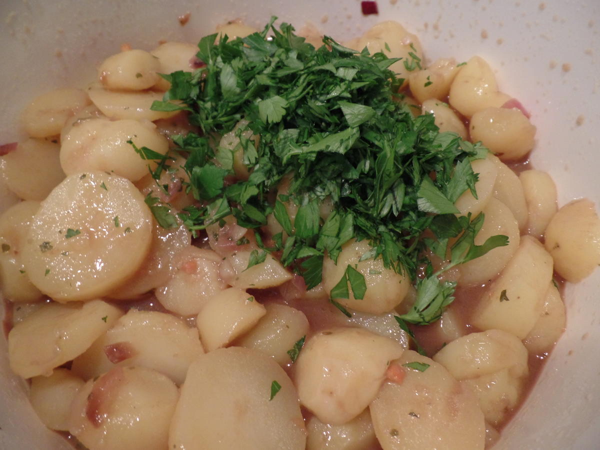 Kartoffelsalat mit Rostbratwürstchen und Kräuterbutter - Rezept - Bild Nr. 14576