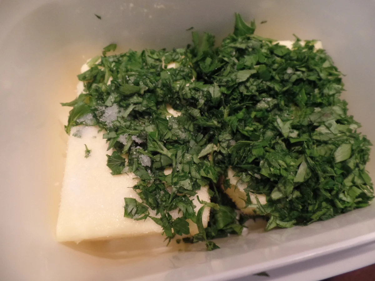 Kartoffelsalat mit Rostbratwürstchen und Kräuterbutter - Rezept - Bild Nr. 14578