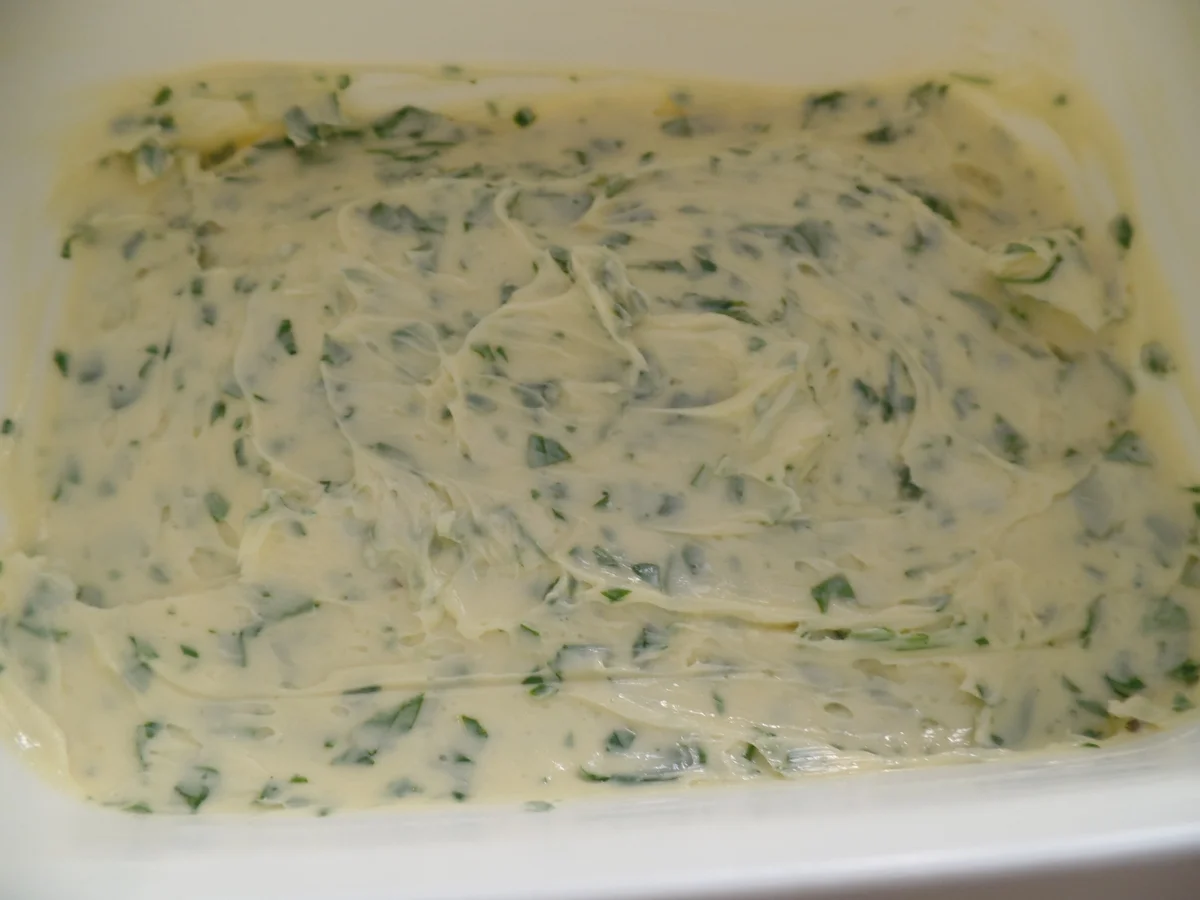 Kartoffelsalat mit Rostbratwürstchen und Kräuterbutter - Rezept - Bild Nr. 14579