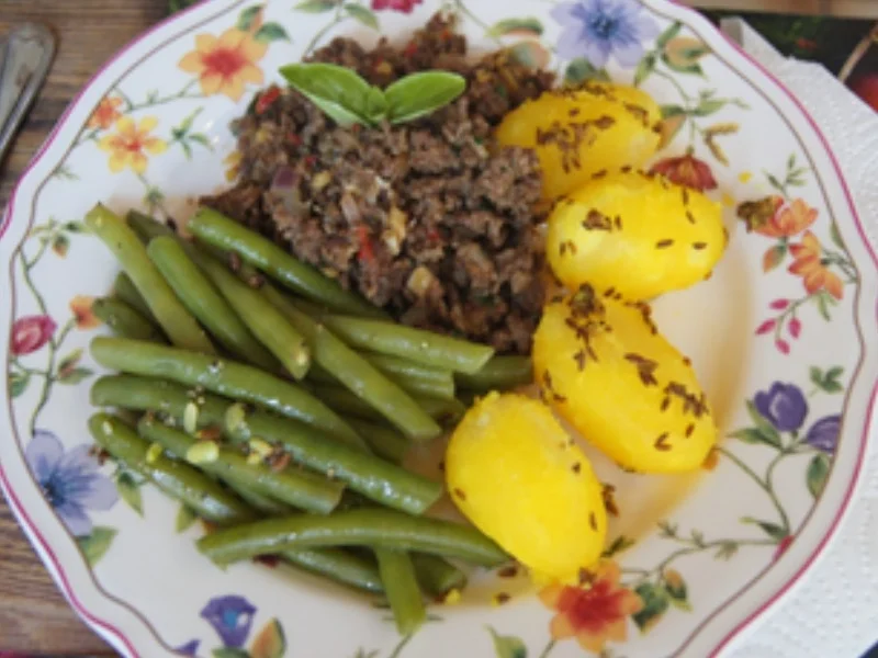 Rezept: Hackfleischpfanne mit grünen Bohnen und Kümmel-Drillingen Bild Nr. 14570 Hackfleischpfanne mit grünen Bohnen und Kümmel-Drillingen - Rezept - Bild Nr. 14570