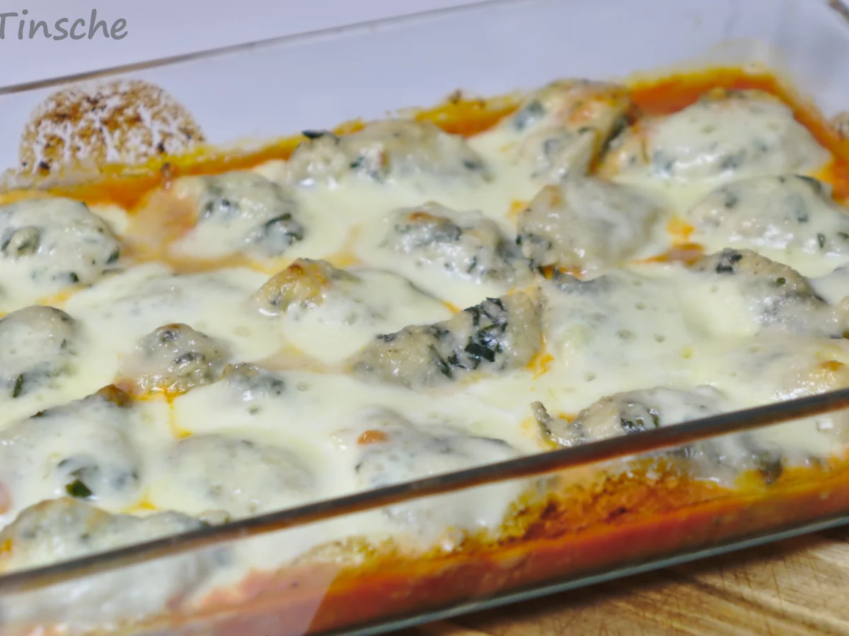 Ricotta-Basilikum-Parmesan-Klößchen mit Tomatenoße - Rezept - Bild Nr. 14594