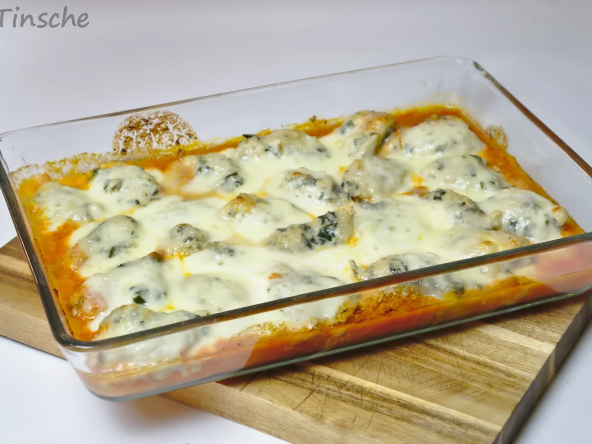 Ricotta-Basilikum-Parmesan-Klößchen mit Tomatenoße - Rezept - Bild Nr. 14595