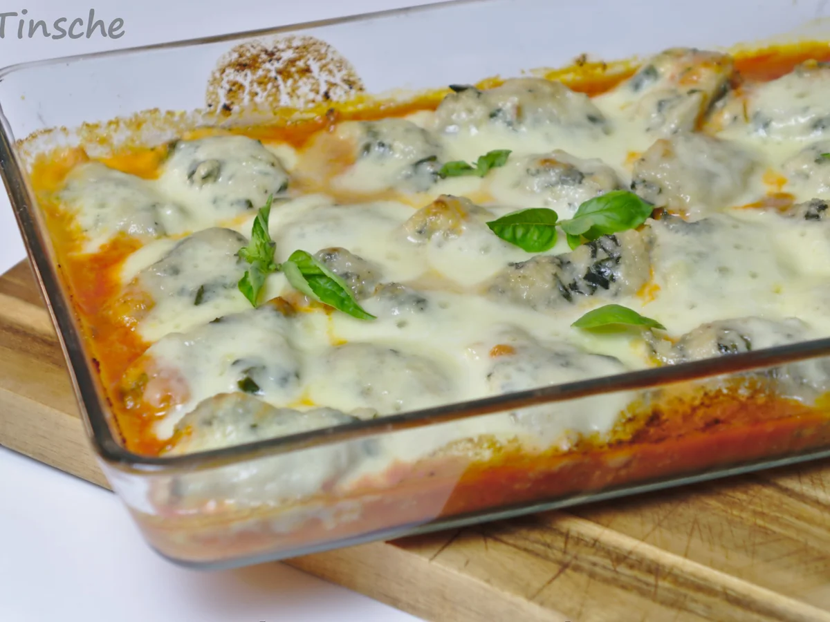 Ricotta-Basilikum-Parmesan-Klößchen mit Tomatenoße - Rezept - Bild Nr. 14597