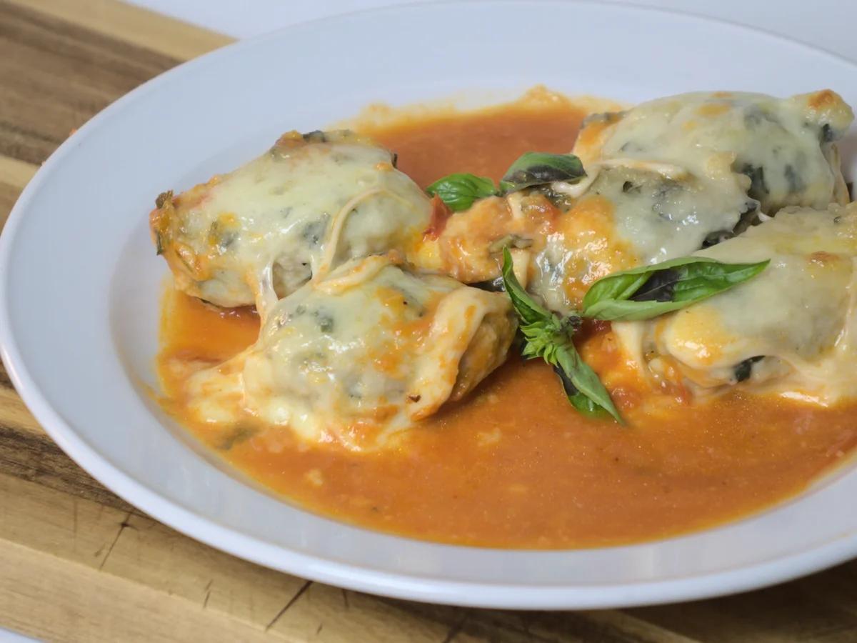 Ricotta-Basilikum-Parmesan-Klößchen mit Tomatenoße - Rezept - Bild Nr. 14600