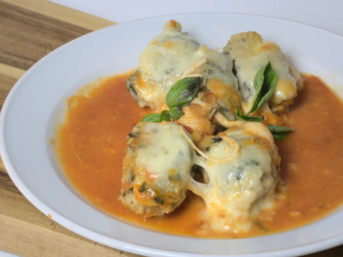 Ricotta-Basilikum-Parmesan-Klößchen mit Tomatenoße - Rezept - Bild Nr. 14601