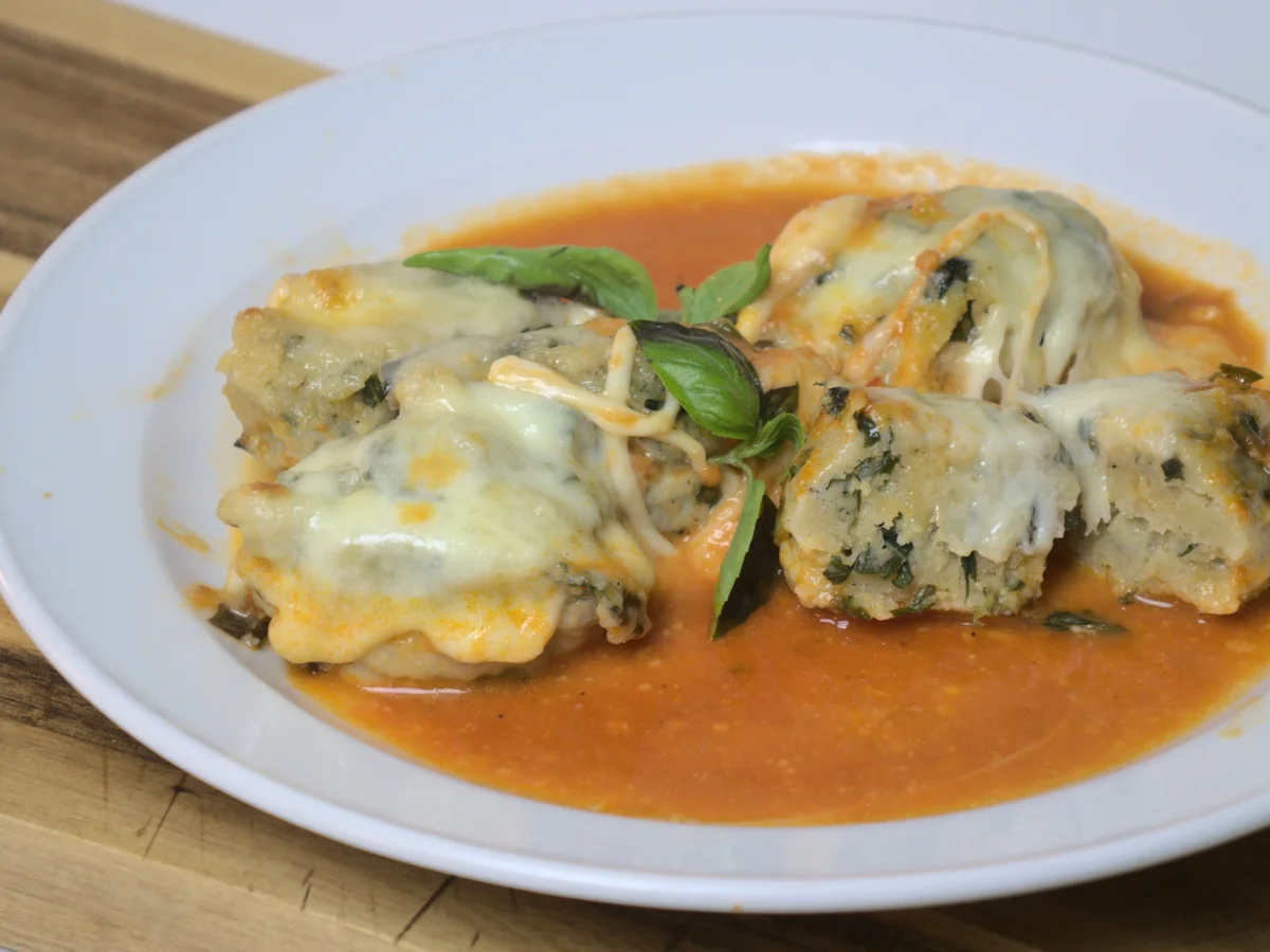 Ricotta-Basilikum-Parmesan-Klößchen mit Tomatenoße - Rezept - Bild Nr. 14602