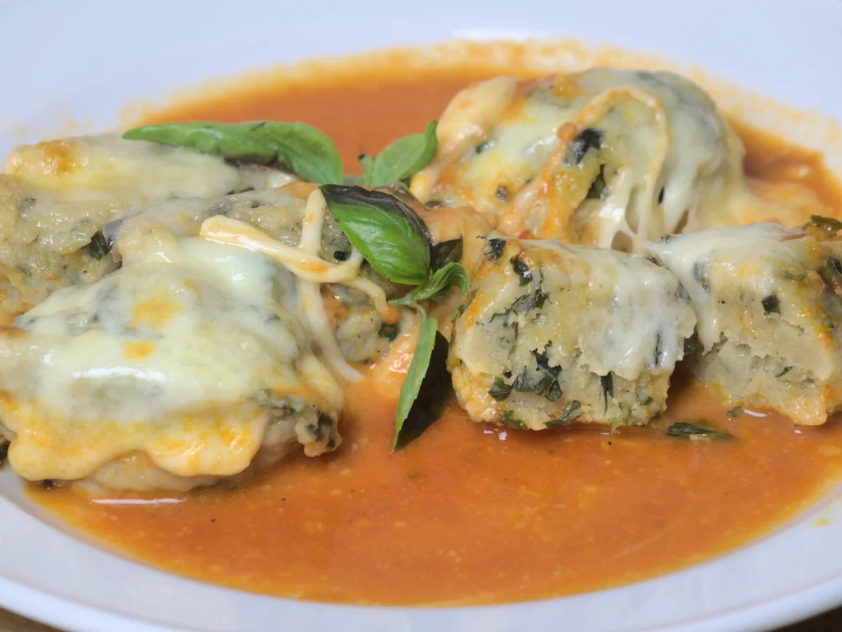 Ricotta-Basilikum-Parmesan-Klößchen mit Tomatenoße - Rezept - Bild Nr. 14603