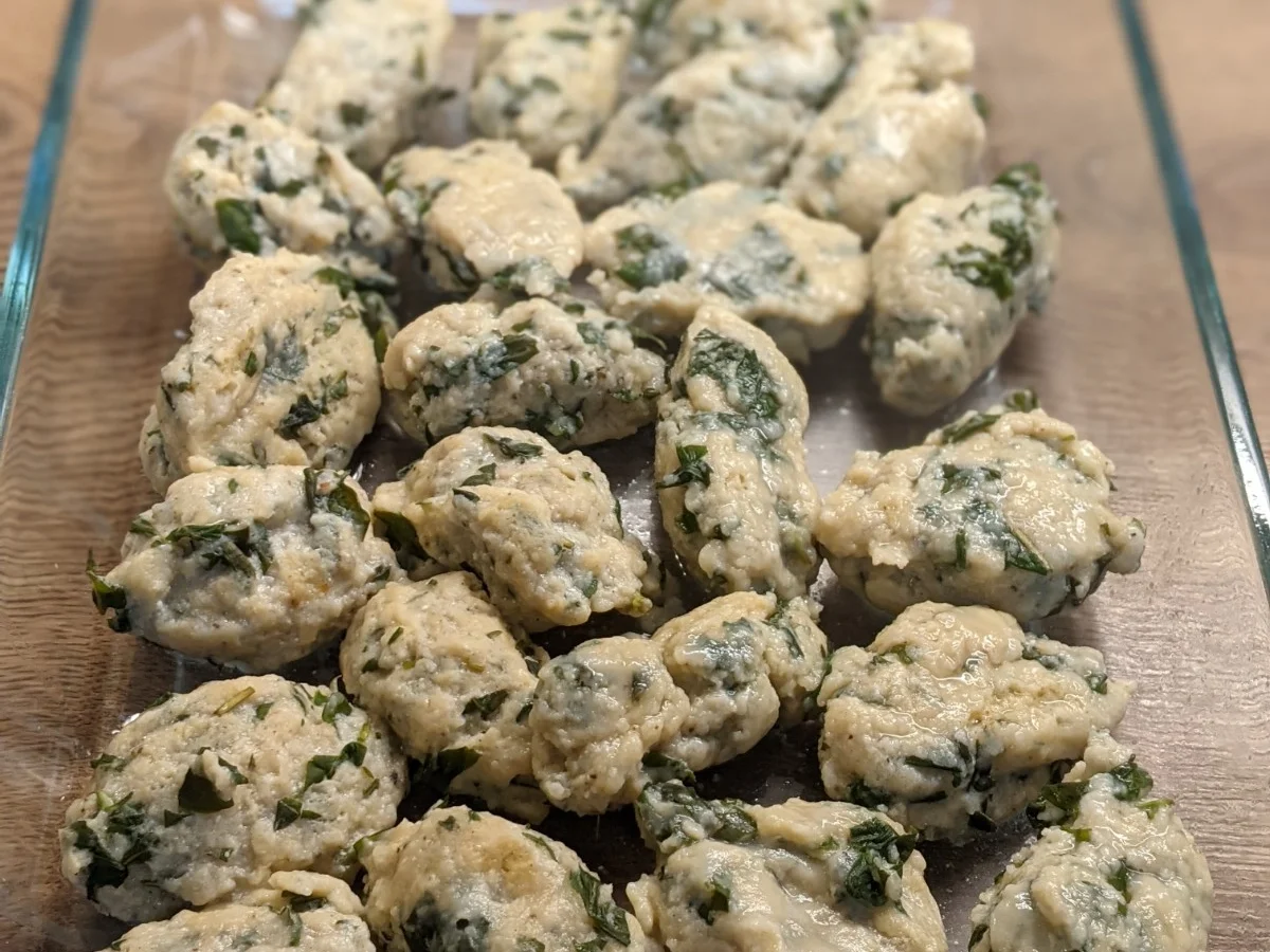 Ricotta-Basilikum-Parmesan-Klößchen mit Tomatenoße - Rezept - Bild Nr. 14605