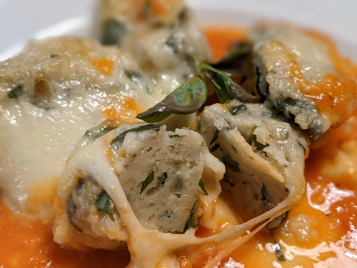 Ricotta-Basilikum-Parmesan-Klößchen mit Tomatenoße - Rezept - Bild Nr. 14606