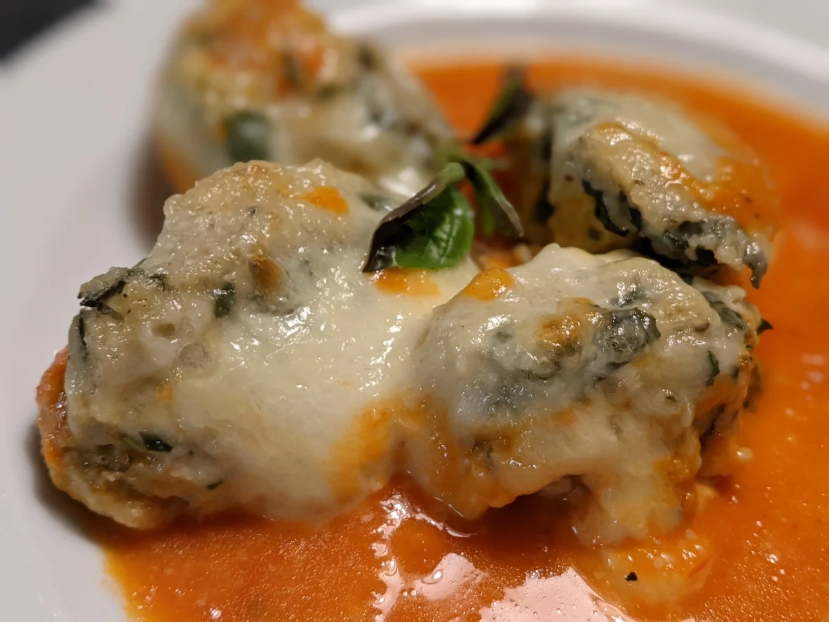 Ricotta-Basilikum-Parmesan-Klößchen mit Tomatenoße - Rezept - Bild Nr. 14607