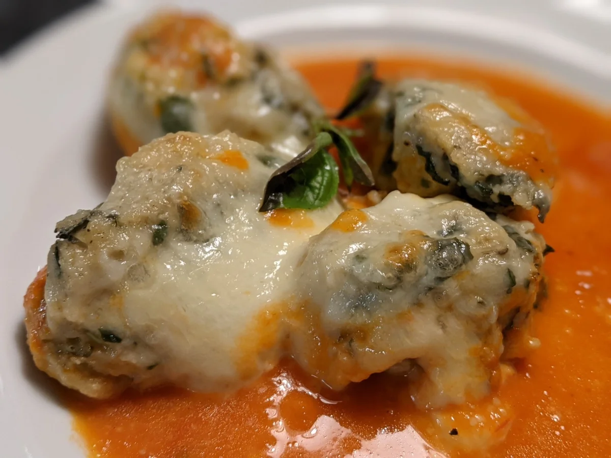 Ricotta-Basilikum-Parmesan-Klößchen mit Tomatenoße - Rezept - Bild Nr. 14610