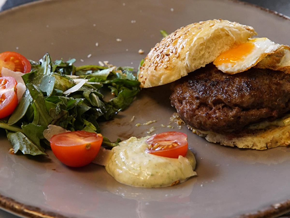 Dammwildburger mit Tannenspitzen-Aioli und Wachtelspiegelei - Rezept - Bild Nr. 2