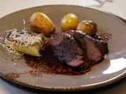 Gesmokter Hirschrücken an Drillingen, gegrilltem Fenchel und Rotweinreduktion - Rezept - Bild Nr. 2