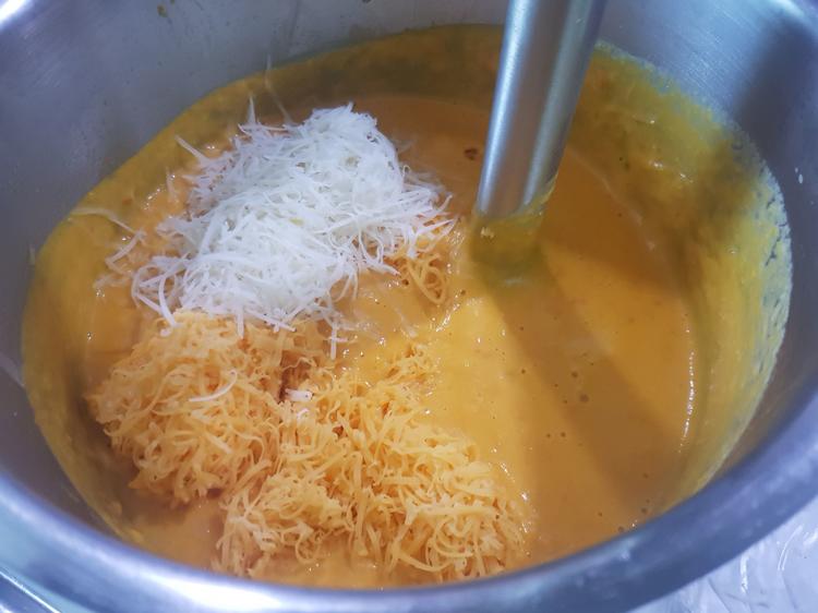 Kürbis-Käse-Suppe mit Pancetta-&amp;quot;Splitter&amp;quot; - Rezept - kochbar.de