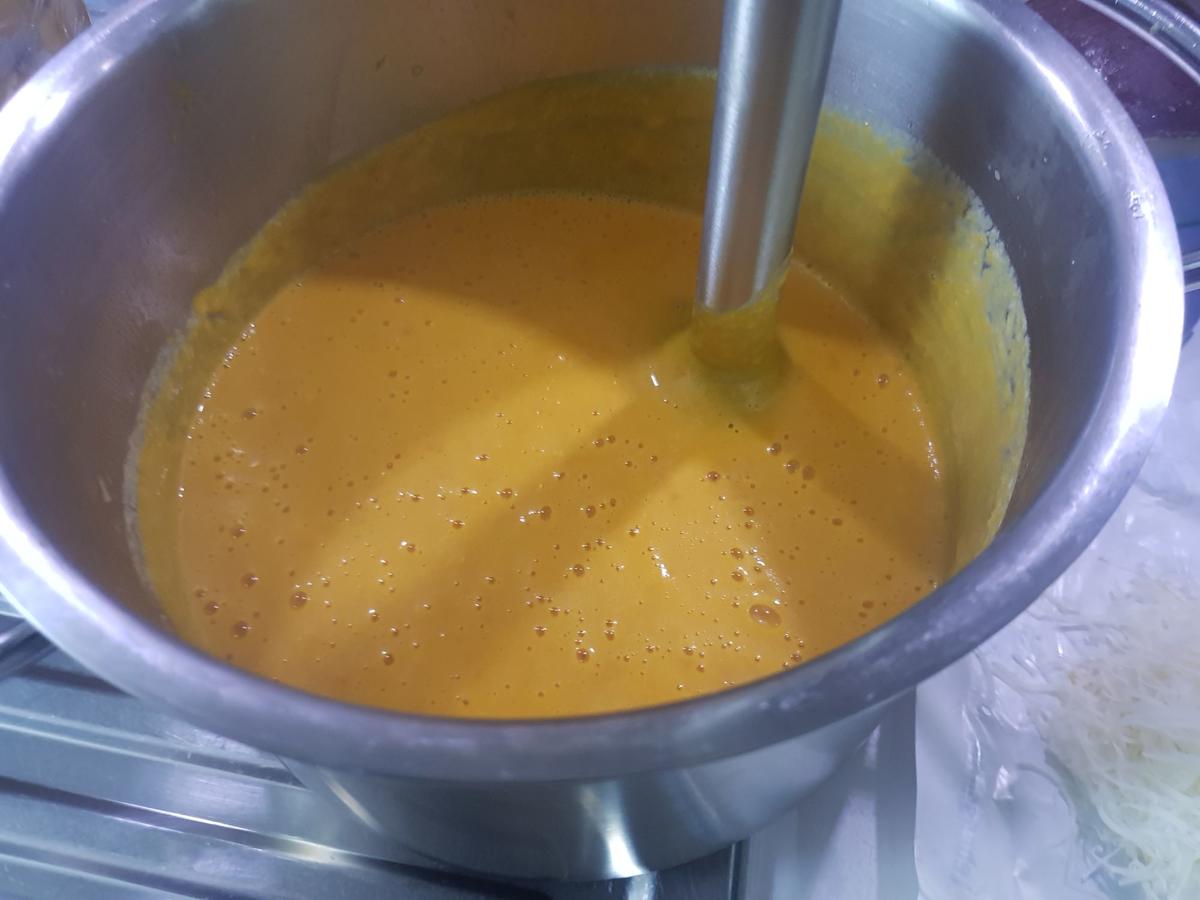Kürbis Käse Suppe mit Pancetta- Splitter - einfach - von barbara62
