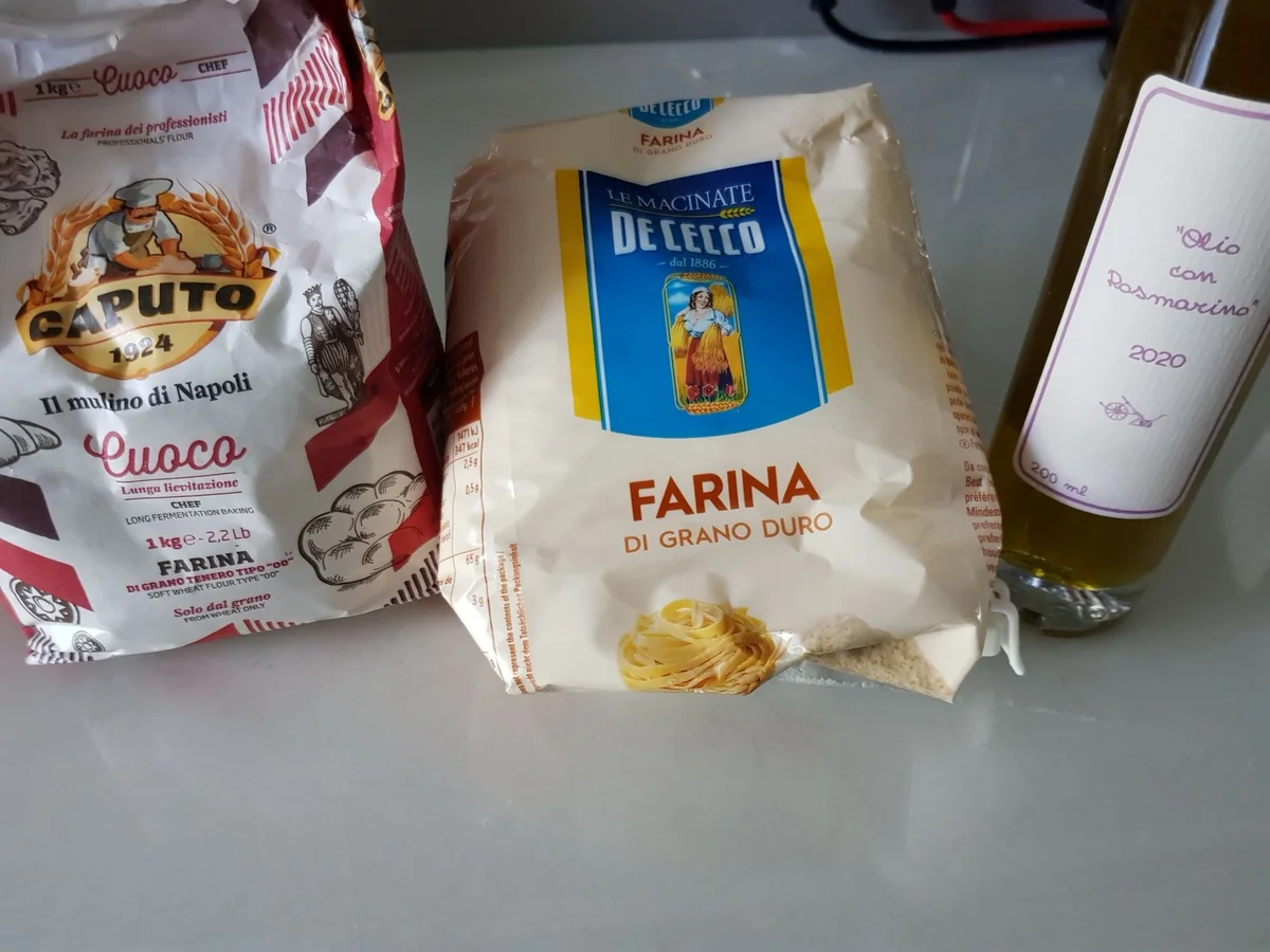 Rezept: Pane al Rosmarino mit dreierlei Pesto Bild Nr. 14601 Pane al Rosmarino mit dreierlei Pesto - Rezept - Bild Nr. 14601