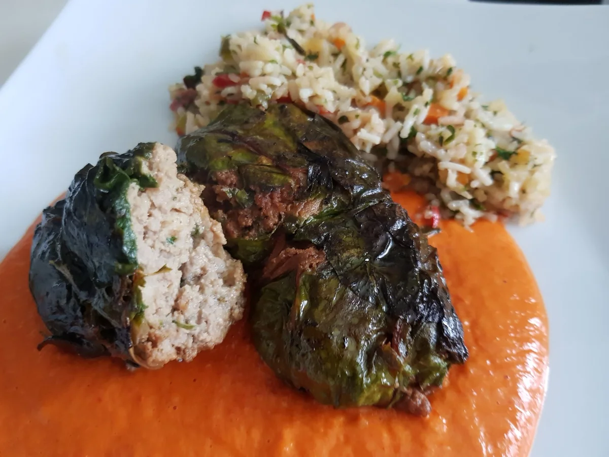 Mangold-Rouladen mit cremiger Paprikasoße und Gemüsereis - Rezept - Bild Nr. 14596