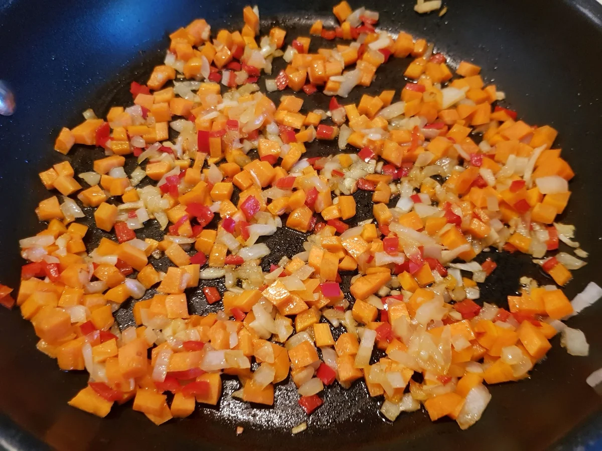 Mangold-Rouladen mit cremiger Paprikasoße und Gemüsereis - Rezept - Bild Nr. 14599