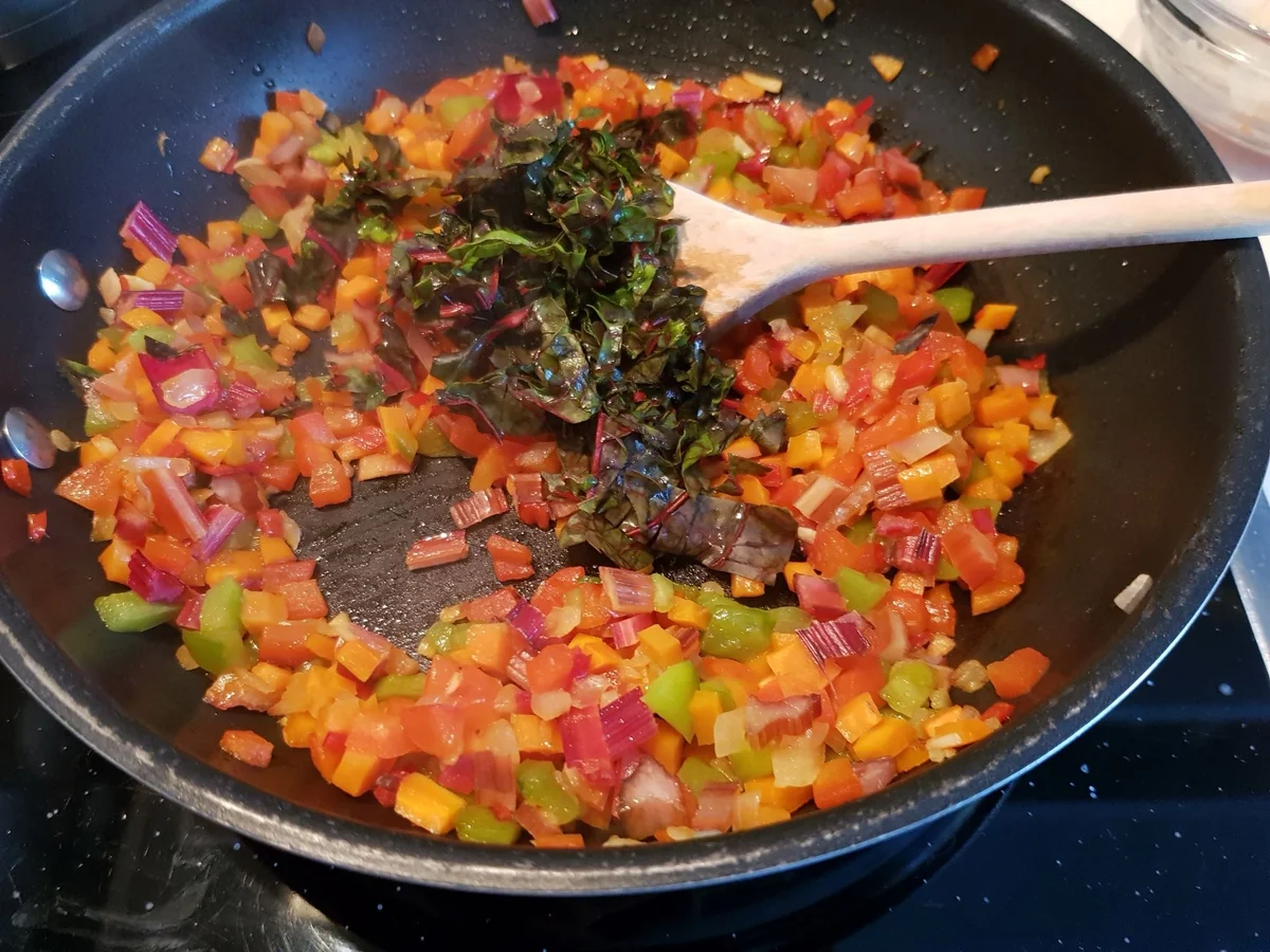 Mangold-Rouladen mit cremiger Paprikasoße und Gemüsereis - Rezept - Bild Nr. 14601