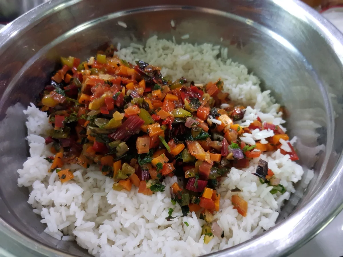 Mangold-Rouladen mit cremiger Paprikasoße und Gemüsereis - Rezept - Bild Nr. 14605