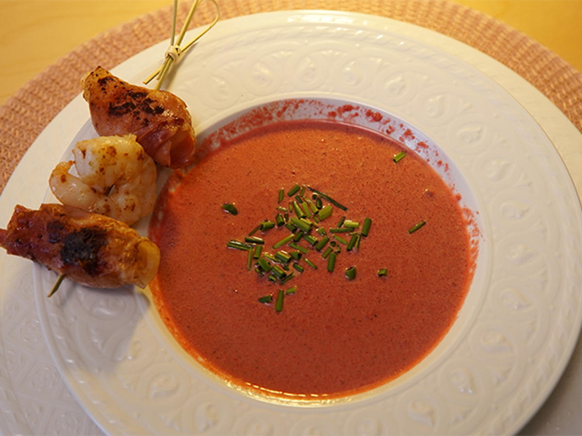 Rote Betesuppe mit Jakobsmuscheln im Speckmantel und Garnelen - Rezept ...