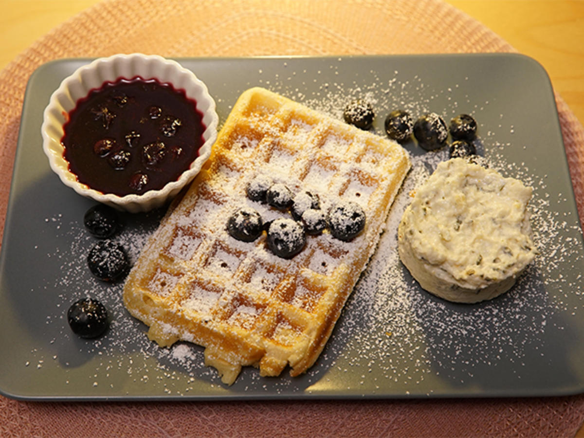 Blaubeerwaffeln mit Honig-Rosmarin-Mousse - Rezept - kochbar.de