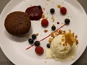 Schokoküchlein mit flüssigem Kern, Vanille-Zitronen-Eis und Himbeerspiegel - Rezept - Bild Nr. 14604